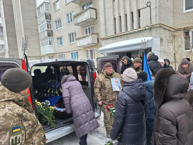 Громада у скорботі: у Луцькому районі попрощалися із бійцем Олександром Кувшиновим (фото)