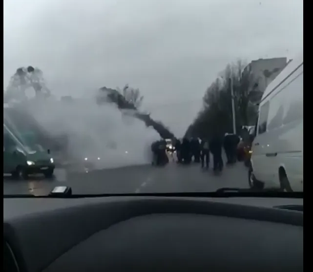 У місті на Волині під час руху задимівся автомобіль (відео)