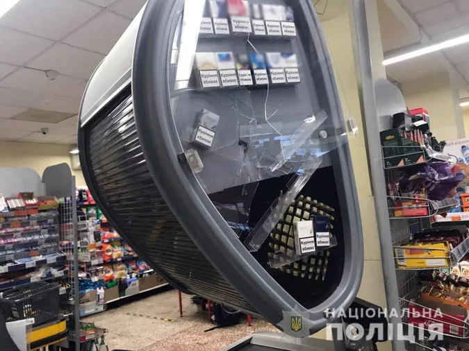 У Маріуполі чоловік сокирою потрощив майно супермаркету «АТБ» (відео)