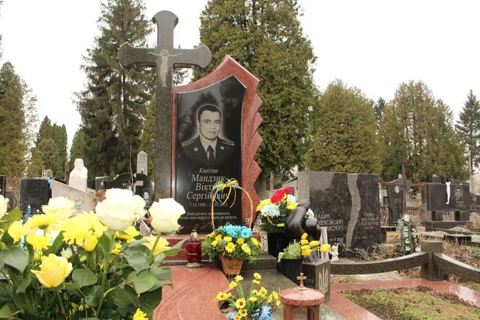 СБУ вшанувала пам’ять загиблого капітана Віктора Мандзика
