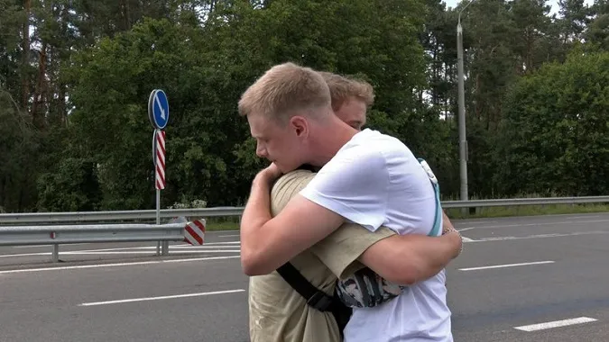 Три роки розлуки з братом: на «Ягодині» зустріли 16-річного хлопця, якого проти волі вивезли до Росії (фото)