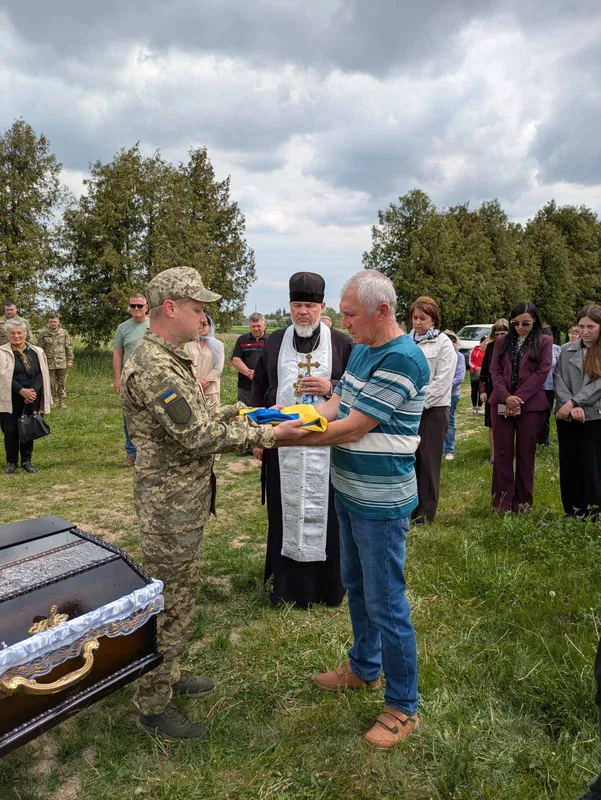 Іваничівська громада попрощалася із військовослужбовцем Валентином Сафоновим (фото)