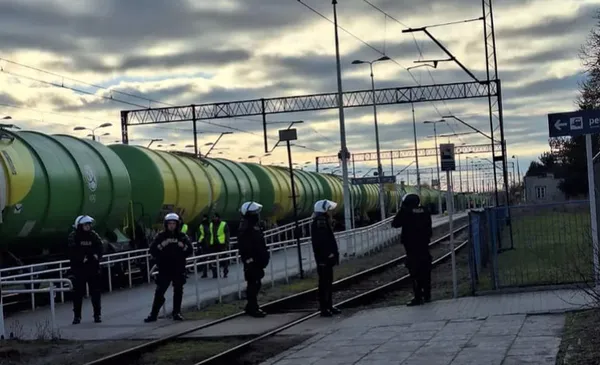 «Валіть додому, с*чі діти»: польські фермери почали протестувати на залізницях