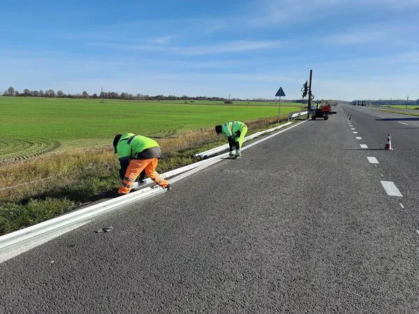 На волинській трасі встановлюють нове бар’єрне огородження (фото)