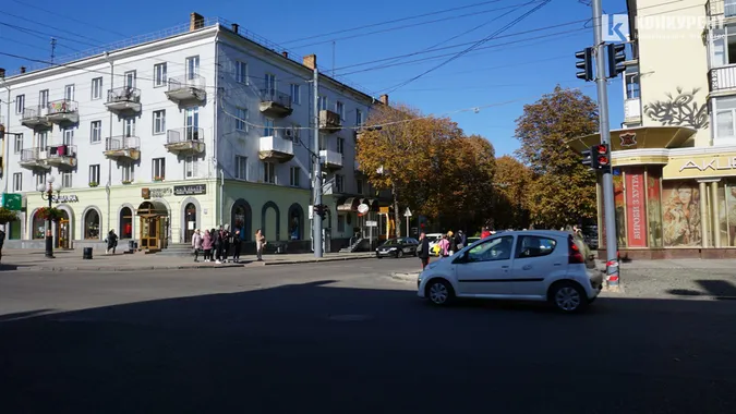 Хаос та вкладання бруківки: що коїться на проспекті Волі у Луцьку (фото)