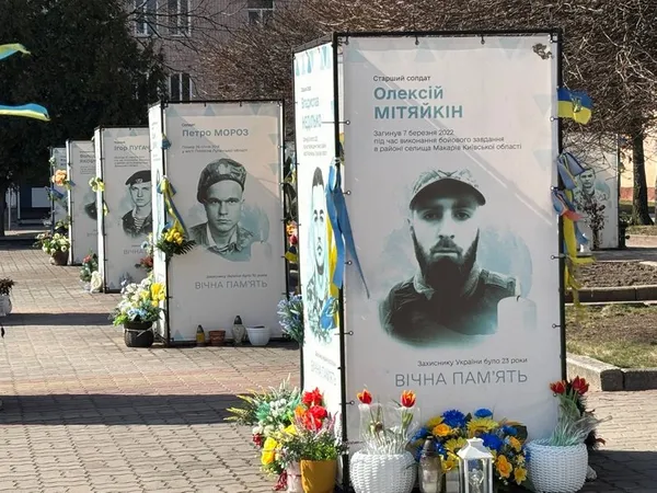 У Нововолинську розширили алею Героїв: встановили ще 26 портретів полеглих воїнів (фото)