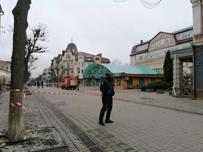Біля ЦНАПу в Луцьку – поліція і рятувальники: говорять про замінування (фото, оновлено)