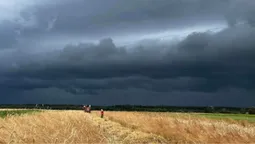 Загрозливо нависло: в мережі показали небо на Волині перед грозою (фото)