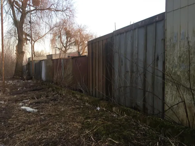 У Луцьку муніципали таки демонтували паркан Старого ринку (фото)