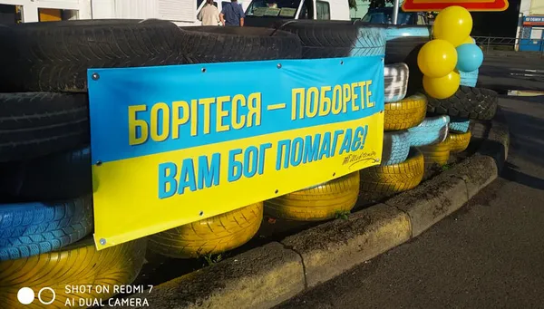 Підприємці Центрального ринку креативно привітали лучан з Днем Конституції (фото)