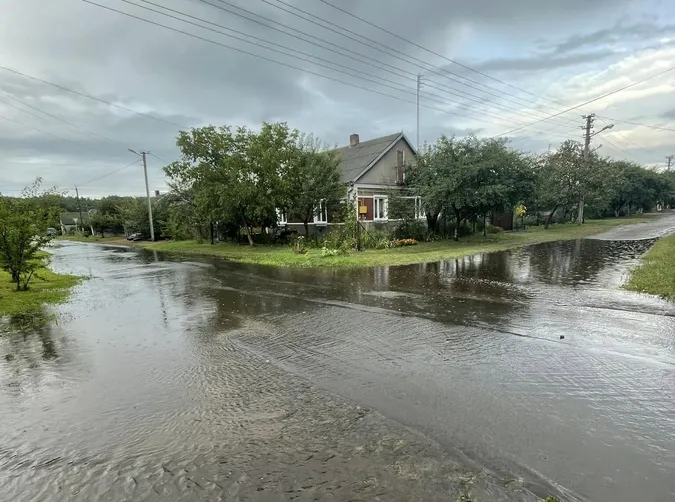 У Ківерцях після дощу вулиця пішла під воду (фото)