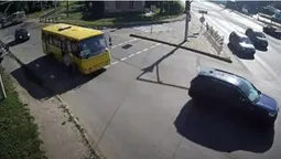 У Луцьку велосипедист намагався «підрізати» маршрутку (відео)
