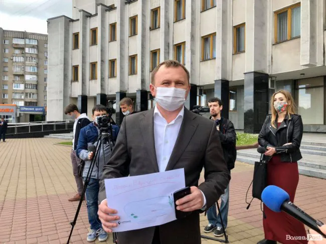 «Врятуйте озеро Світязь»: у Луцьку діти і батьки вийшли на протест