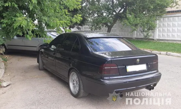 Повний «фарш»: на Волині затримали «BМW» зі зброєю, набоями і бурштином (фото)