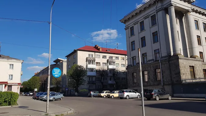 У Луцьку за головним корпусом СНУ зник дорожній знак