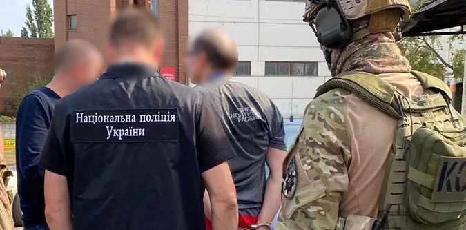 Продавав пістолети: у Луцьку затримали торговця зброєю (фото)