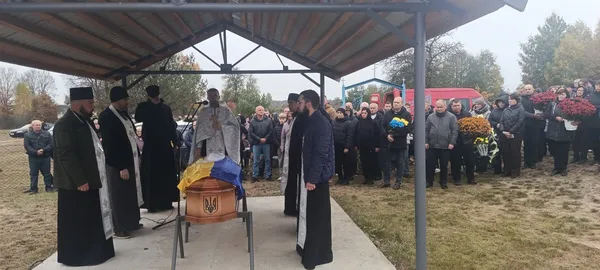 Життя обірвав ворожий дрон: на Волині  попрощалися з воїном Віталієм Левчиком (фото)