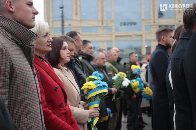 У Луцьку поклали квіти до стели загиблим захисникам України (фото, відео)