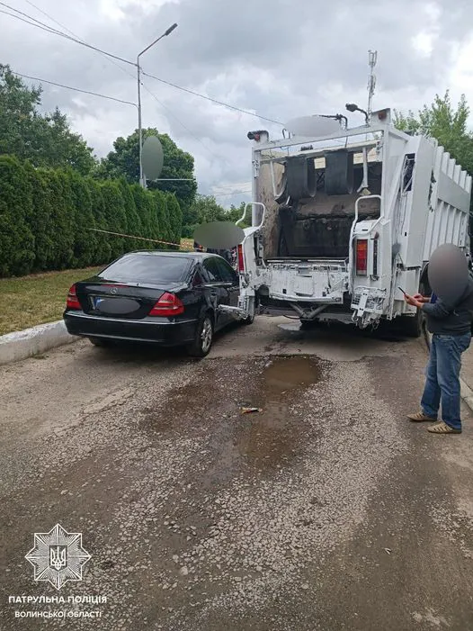 У Луцьку сміттєвоз наїхав на припаркований автомобіль (відео)