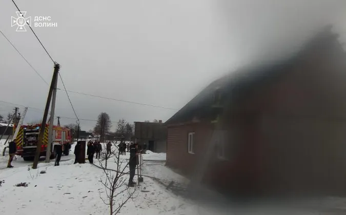 На Волині годину гасили пожежу в житловому будинку (фото)