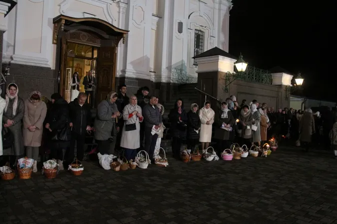 Служба та освячення кошиків: у луцькому соборі відзначили Великдень (фото)