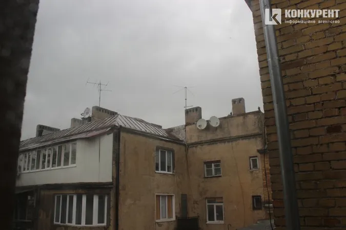 Раптова гроза в Луцьку: машини по колеса у воді (фото, відео)