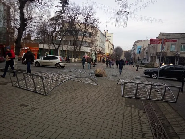 У центрі Луцька встановлюють новорічні арки (фото)