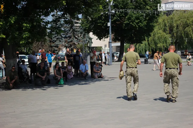 Віддали життя за нас: Луцьк на колінах попрощався з двома захисниками (фото, відео)