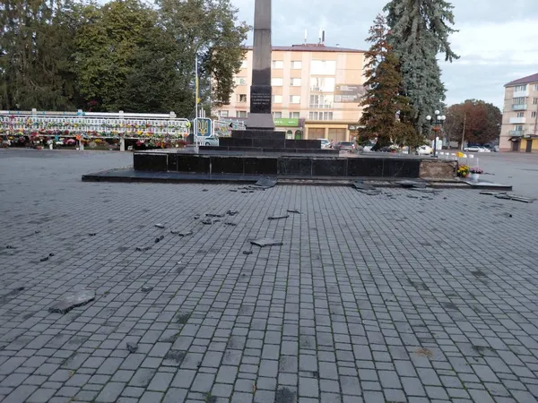 У Володимирі вандали потрощили пам'ятку історії та квіти біля Дошки пам'яті полеглим Героям (фото)