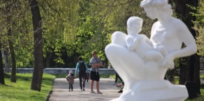 «Мацнув одну, а потім відразу іншу»: у Нововолинську невідомий чіпляється до жінок і дітей
