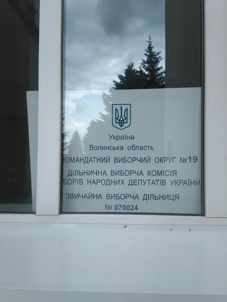 Без протоколів і з зачиненими дверима: як «запрацювали» виборчі дільниці на Волині
