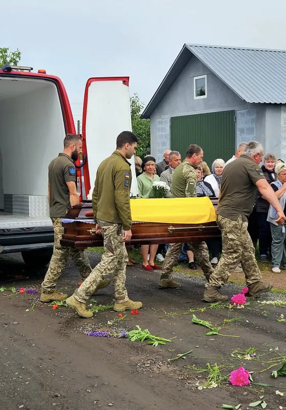 На Волині попрощалися із загиблим бійцем Дмитром Леховим (фото)