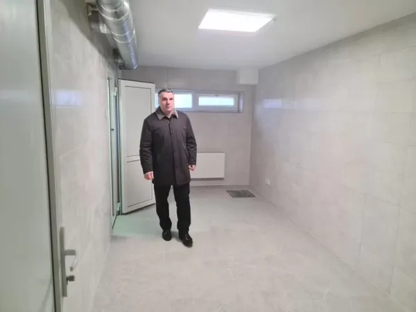 Леонід Гроголь у відремонтованому укритті