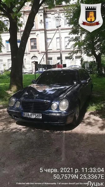 У Луцьку в одному дворі 27 авто стояли на газонах (фото)