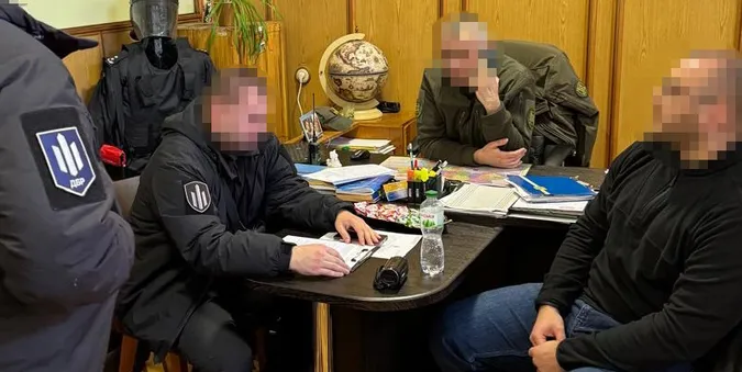 На Прикарпатті працівник колонії катував і принижував засуджених