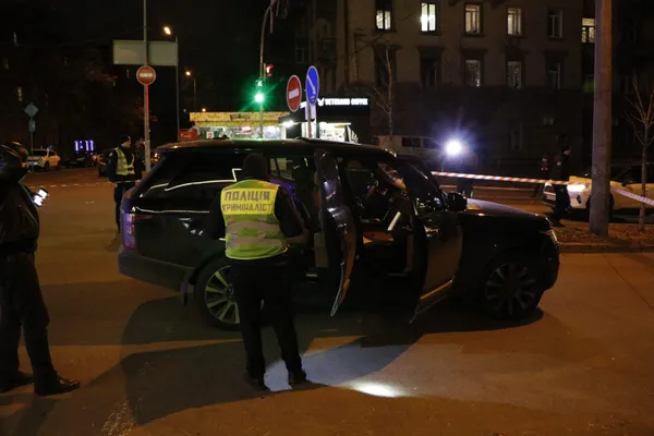 У центрі Києва обстріляли елітне авто: вбили дитину (фото, відео)
