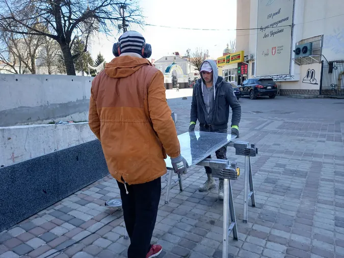 Новий фонтан у центрі Луцька обклеюють чорним гранітом (фото)