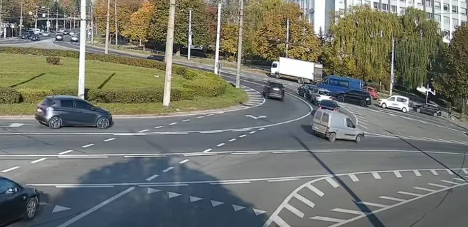 У Луцьку біля ТЦ «Глобус» стукнулись Tesla та Volkswagen (відео)