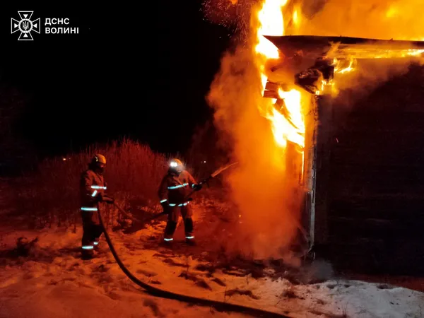 Вогонь аж під стелю: за один вечір на Волині згоріли три будівлі (фото)
