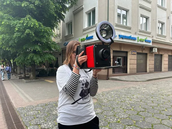 Як у Луцьку створюють миттєві вуличні газети для туристів та городян (фото)