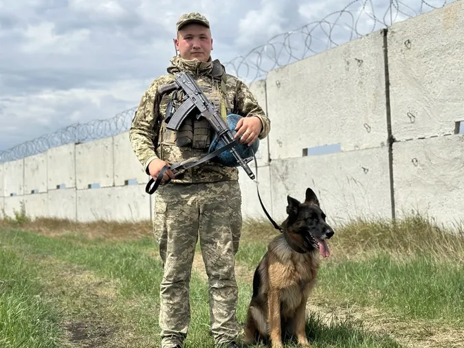 Жастіна любить креветки: як прикордонник з Луцька служить з чотирилапою напарницею (фото)