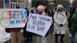 У Луцьку пів сотні людей вийшли на Марш жінок проти насильства (фото)