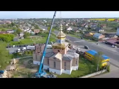 У Підгайцях з третьої спроби встановили купол на храм (фото, відео)