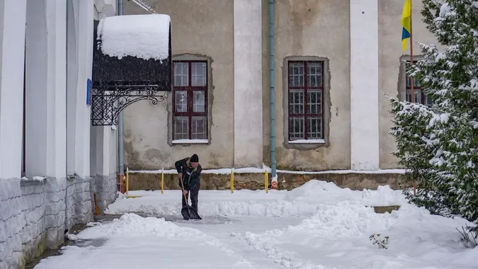 Луцьк запорошило снігом: Старе місто в перші дні зими (фото)
