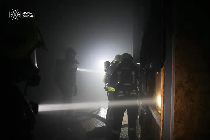 У Луцьку ліквідували пожежу в «Адреналін Сіті»: рятувальники розбирають конструкції (фото)