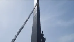 У Луцьку демонтують радянську зірку з обеліска на меморіалі (фото, відео)