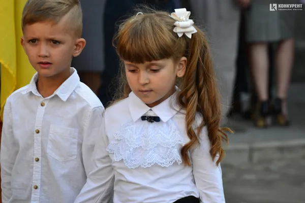 Якими були зачіски першокласниць луцької школи №9 (фото)