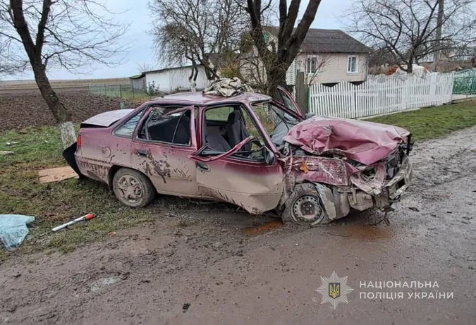 У Луцькому районі – страшна аварія: авто врізалося в дерево