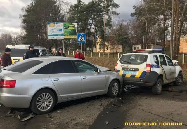 На Волині машина влетіла у поліцейське авто (фото)