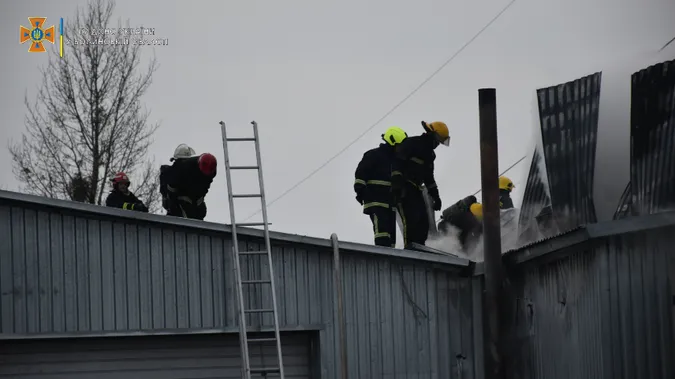 Врятували вантажівку: повідомили подробиці пожежі на СТО в Луцьку (фото, відео)